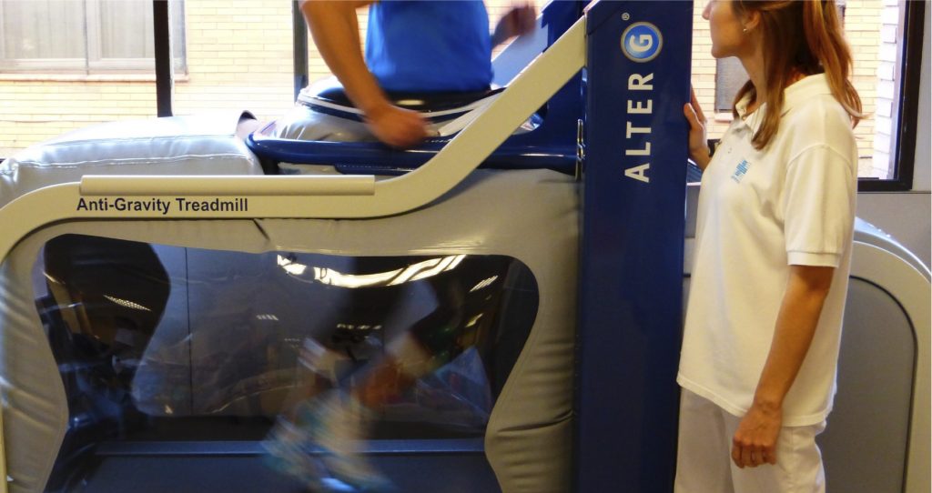 Paciente corriendo en la mágina aerospacial antigravitatoria