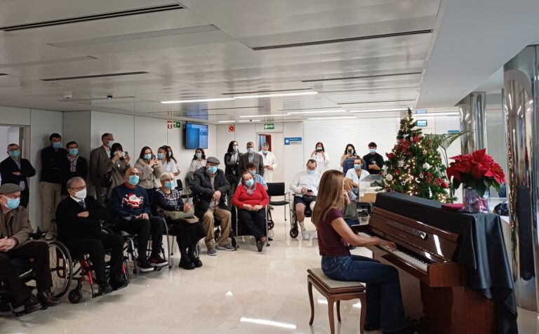 La pianista Laura Andrés comparte la magia de la música en el Hospital Asepeyo Sant Cugat