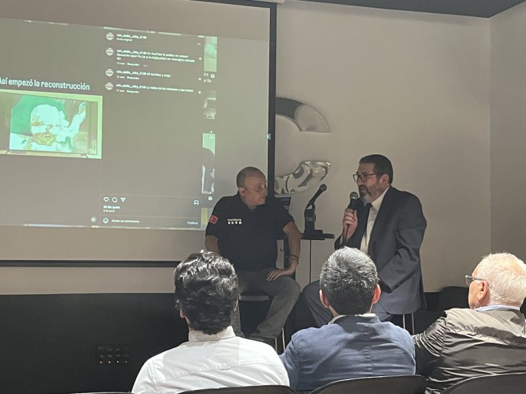 Rafael Olalla, paciente de Asepeyo, presenta un libro sobre su historia de vida