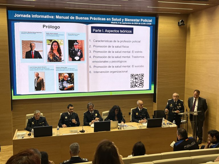 Foto presentación libro Unijepol policías