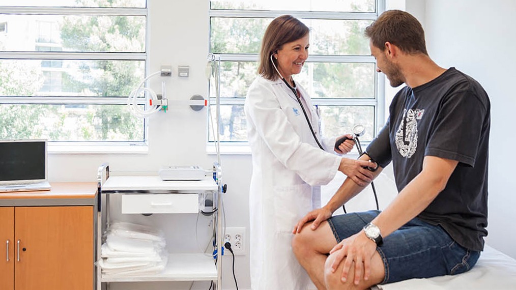 doctora tomando presión a paciente