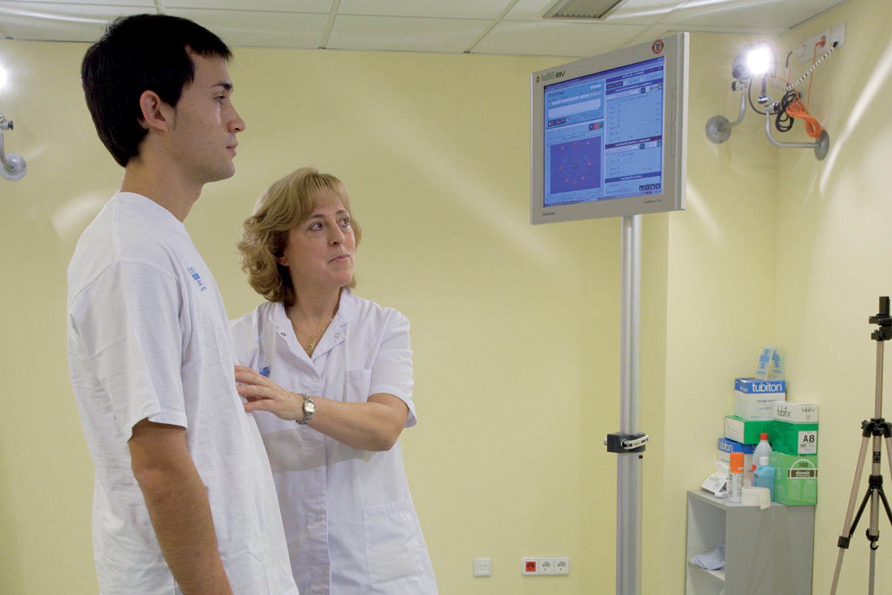 Doctor realizando una prueba biomecánica a paciente