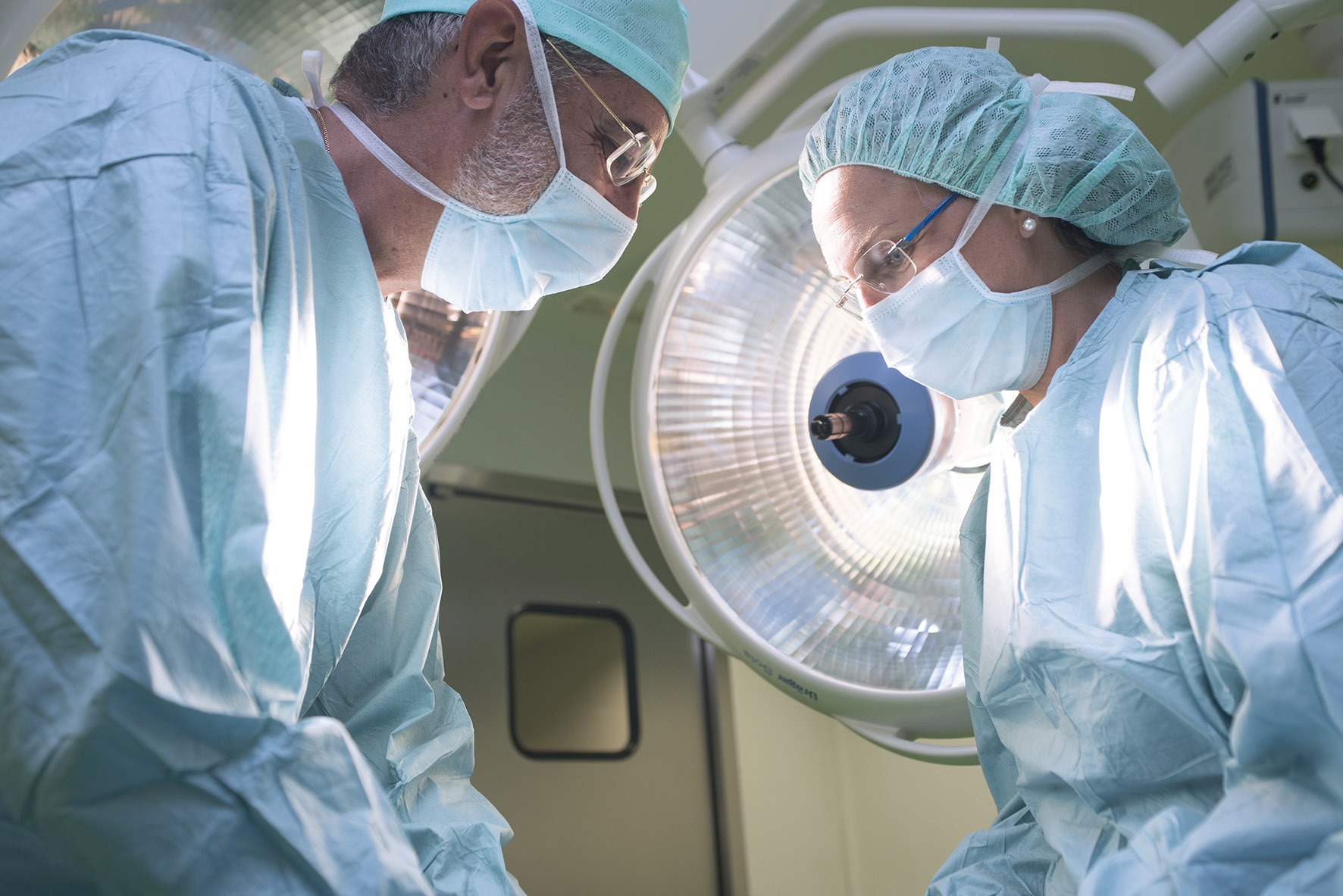 Doctors performing ambulatory surgery