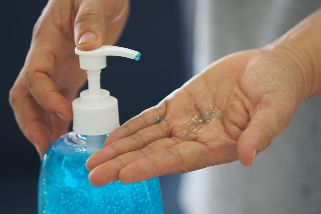 Cómo usar desinfectante de manos, con seguridad - Asepeyo